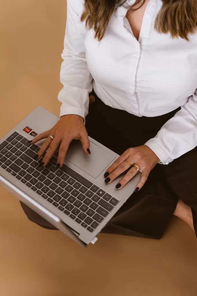 Profissional a trabalhar no computador portátil enquanto desenvolve estratégia de conteúdo para site empresarial